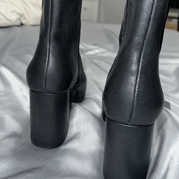 Black heels - Picture 2 of 2